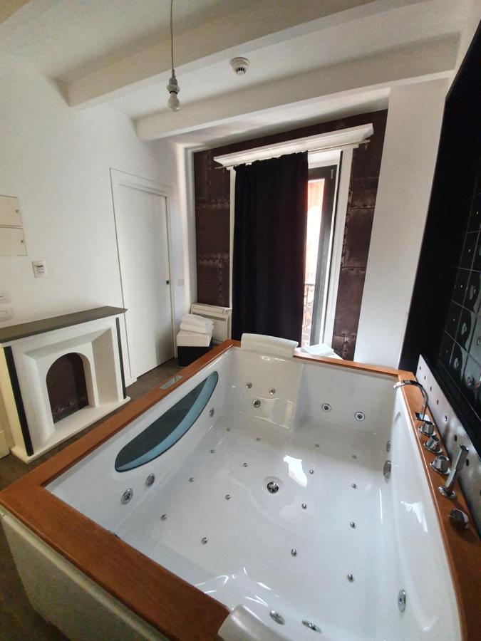 Emphasis Suites & Rooms Кальяри Экстерьер фото
